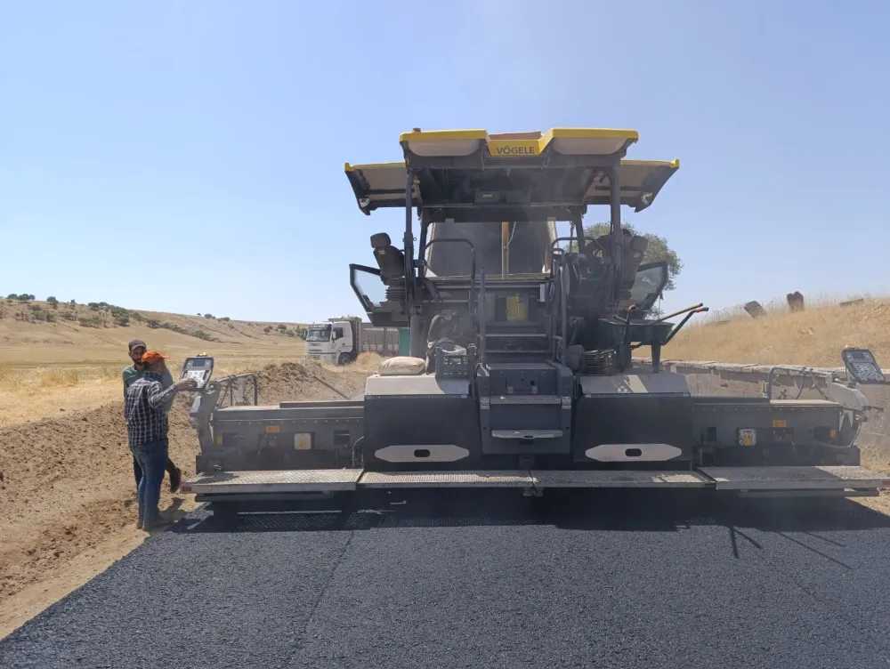 KIRSAL BÖLGELERİN YOLLARI SICAK ASFALTLA BULUŞUYOR