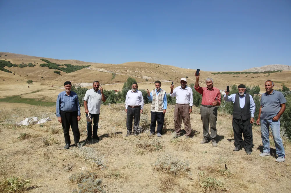 KÖYLÜLER TELEFON GÖRÜŞMESİ İÇİN 500 METRE TEPE TIRMANIYOR
