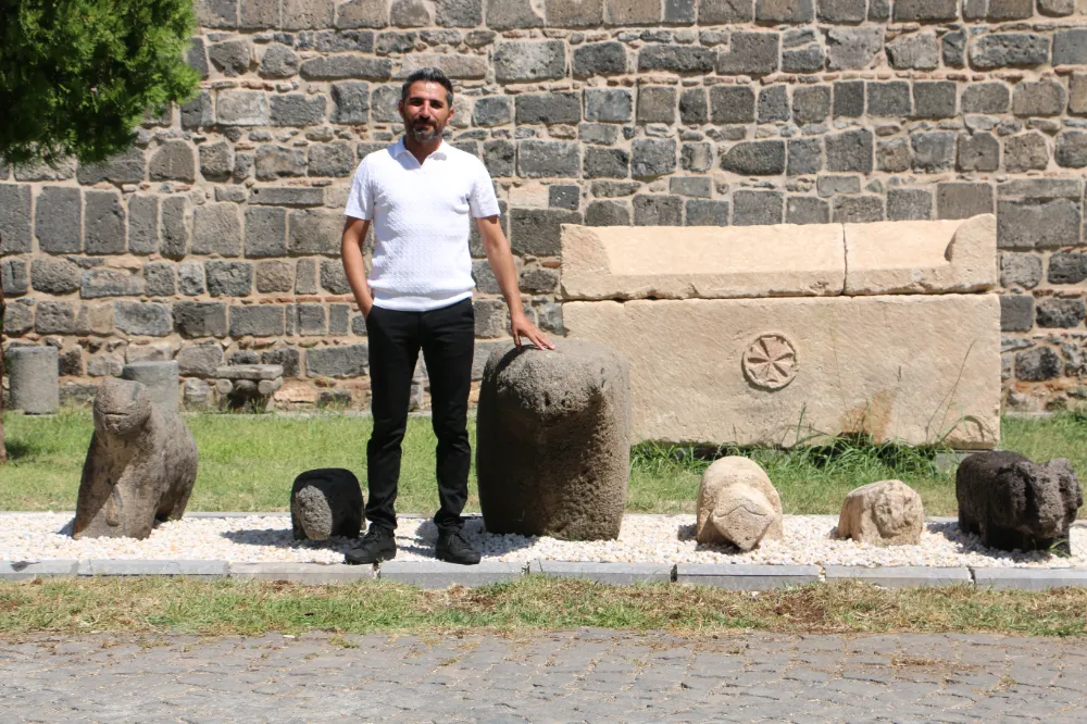MUŞ’TAN GÖTÜRÜLEN KOÇ VE KOYUN MEZAR TAŞLARI DİYARBAKIR MÜZESİ’NDE SERGİLENİYOR