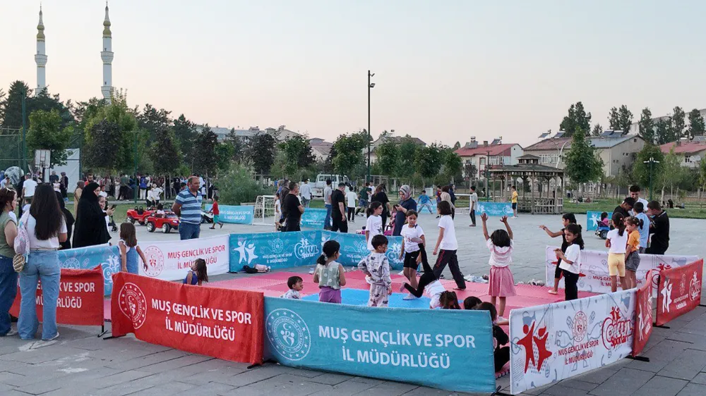GENÇLİK VE SPOR FESTİVALİ RENKLİ GÖRÜNTÜLERE SAHNE OLDU