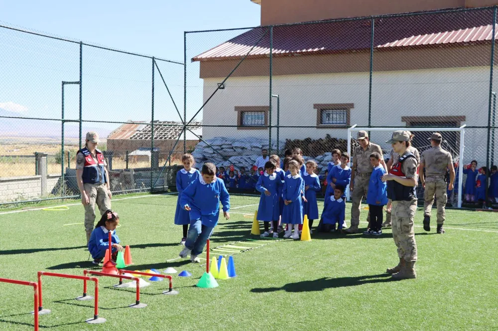 JANDARMA EKİPLERİNDEN ÖĞRENCİLERE MORAL VE EĞİTİM ZİYARETİ