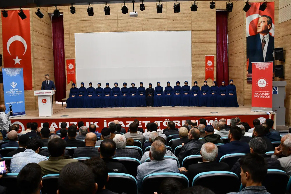 MALAZGİRT’TE GENÇ HAFIZLAR İÇİN İCAZET MERASİMİ DÜZENLENDİ