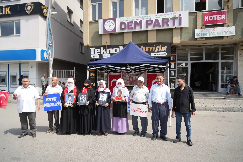 EVLAT NÖBETİNDEKİ AİLELERİN KARARLI BEKLEYİŞİ DEVAM EDİYOR