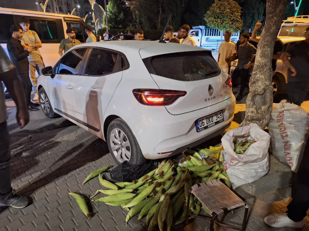 SAHİPSİZ OTOMOBİL SEYYAR SATICIYI EZMEKTEN SON ANDA KURTULDU