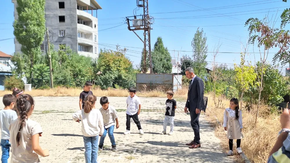 ÖĞRENCİLER ZAMAN DİSİPLİNİYLE ZİLSİZ TENEFFÜSE ALIŞIYOR