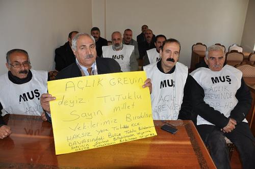 BDP´Lİ MUŞ İL GENEL MECLİS ÜYELERİ AÇLIK GREVİNE GİRDİ