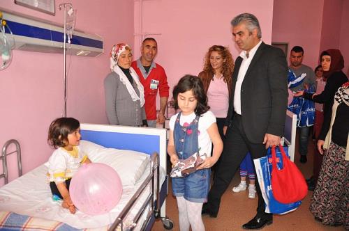 YILDIZ, HASTA ÇOCUKLARA 23 NİSAN HEDİYESİ VERDİ