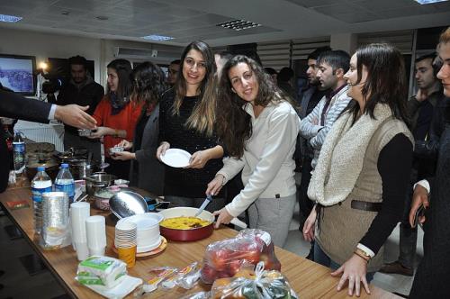 PORTEKİZLİ KIZLAR YÖRESEL YEMEKLERİNİ TANITTI