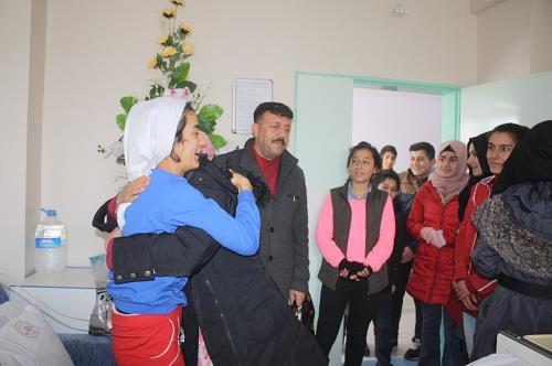 HASTA ÖĞRENCİYE TEOG SINAVI HAZIRLIK KİTABI VERİLDİ