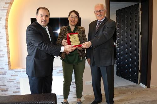 FARK YARATAN BAŞARILI DOKTORLARA PLAKET VERİLDİ