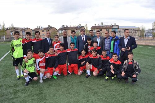 BAŞKAN ASYA, SPORCULARA MALZEME DAĞITTI