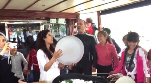 HALUK LEVENT, VARTOLU ÖĞRENCİLERLE TEKNEDE KONSER VERDİ