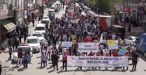 ENGELLİLER İÇİN FARKINDALIK YÜRÜYÜŞÜNE YOĞUN İLGİ