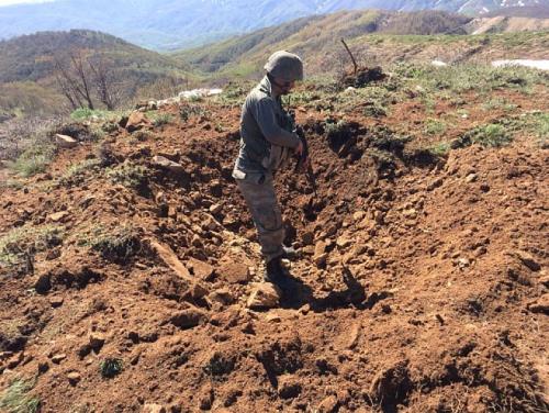 ŞENYAYLA KIRSALINDA TERÖRİSTLERE AİT PATLAYICILAR ELE GEÇİRİLDİ