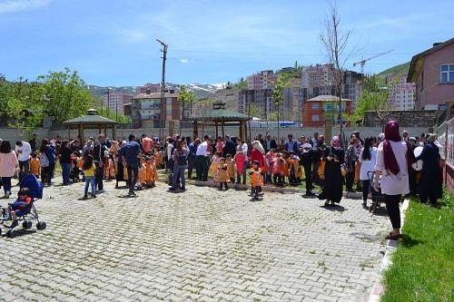 ASYA, MİNİK ÖĞRENCİLERLE FİDAN DİKTİ