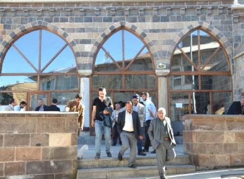 TARİHİ CAMİLERE YOĞUN İLGİ