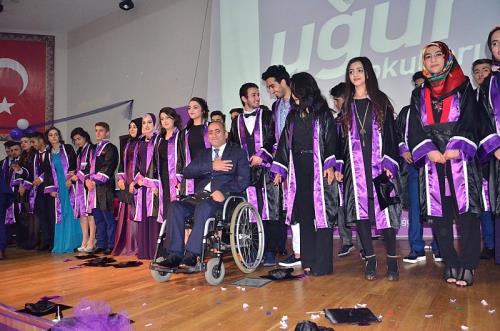 UĞURLU ÖĞRENCİLERİN MEZUNİYET SEVİNCİ