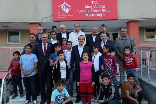 VALİ YAVUZ, KORUYUCU AİLELER VE ÇOCUKLARLA BİR ARAYA GELDİ
