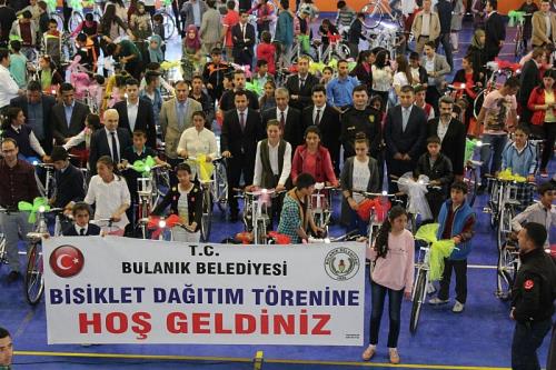 SAĞLIKLI YAŞAM İÇİN ÖĞRENCİLERE BİSİKLET DAĞITILDI