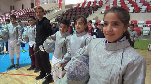 MUŞLU ÇOCUKLAR İLK DEFA ESKRİM SPORUYLA TANIŞTI